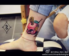 女性腿部彩色小苹果纹身图案