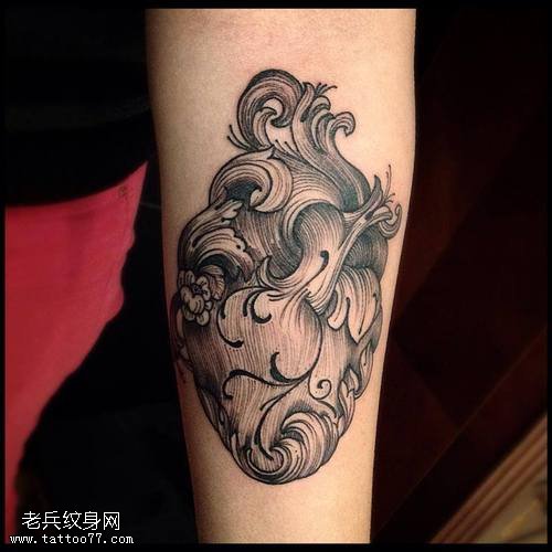 腿部心脏纹身图案