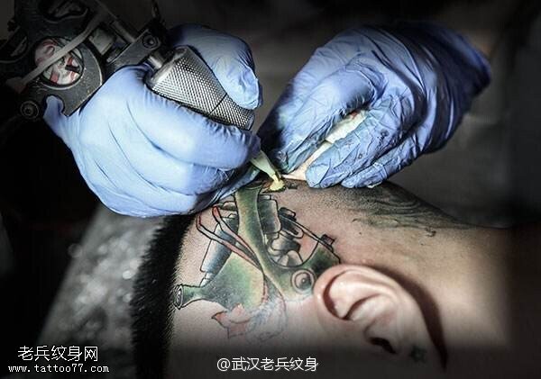 武汉80后女纹身师制作头部纹身图案过程