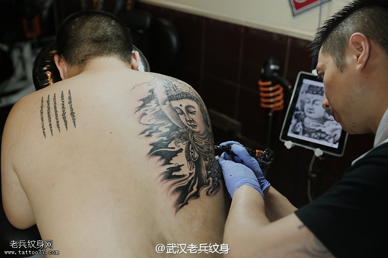 孔雀大明王纹身图案兵哥制作过程