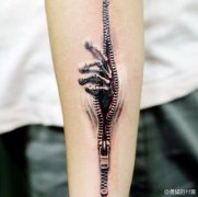 手臂3D拉链纹身图案由武汉纹身店提供
