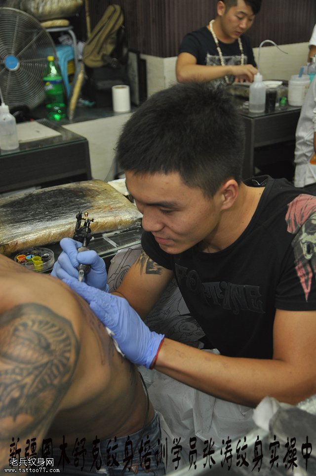 新疆学员张涛满背纹身图案实操中