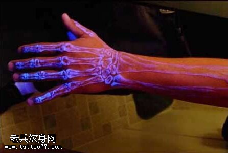 手臂荧光纹身