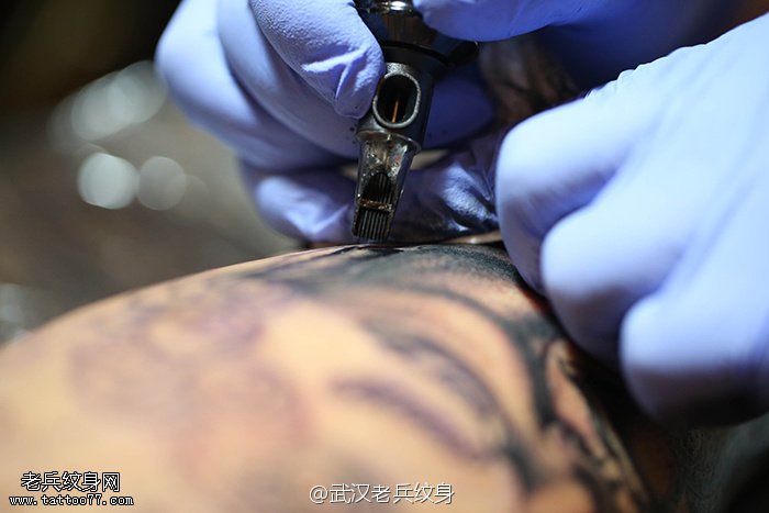 兵哥制作小腿不动明王纹身图案过程