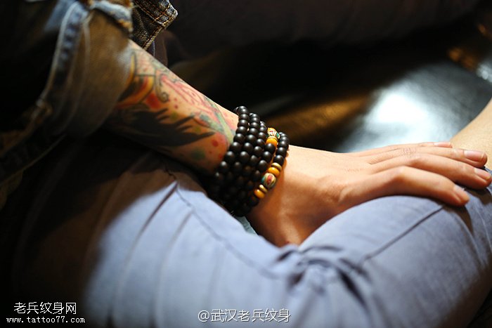 兵哥制作小腿不动明王纹身图案过程