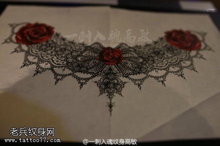 胸口蕾丝玫瑰花纹身图片由武汉纹身店提供
