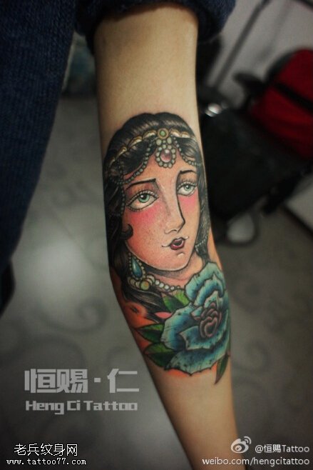 手臂彩色女郎玫瑰花纹身图片