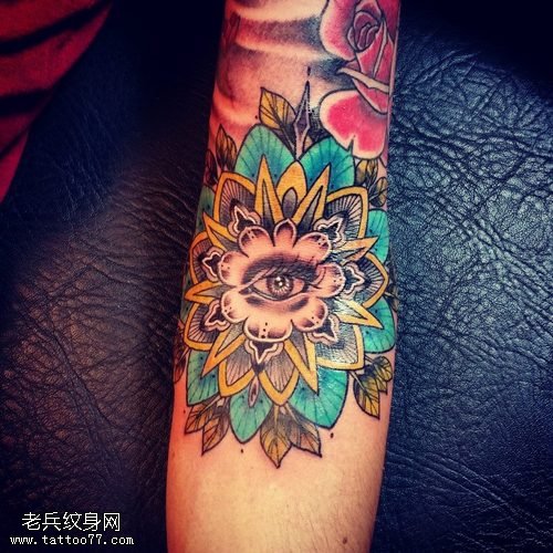 手臂彩色梵花眼睛纹身图片