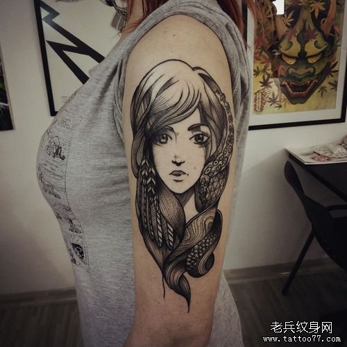 手臂黑灰女郎纹身图案