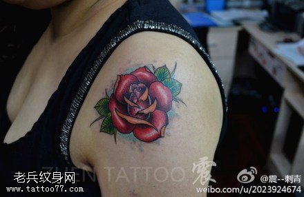 女性肩部彩色玫瑰花纹身图片