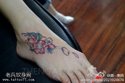 女性脚背彩色花纹身图案