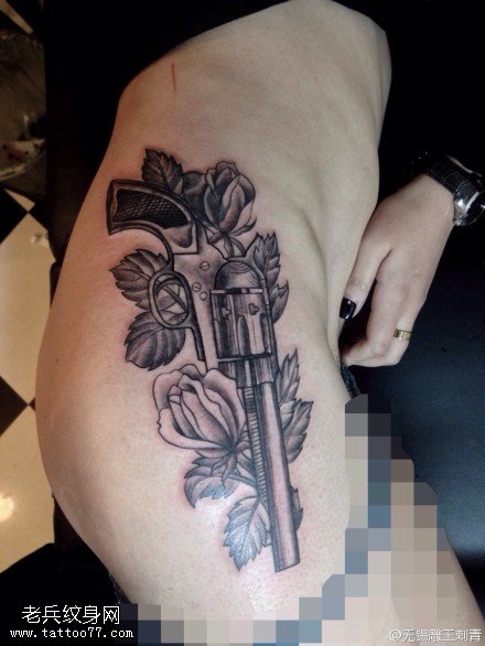 臀部个性玫瑰花手枪纹身图案