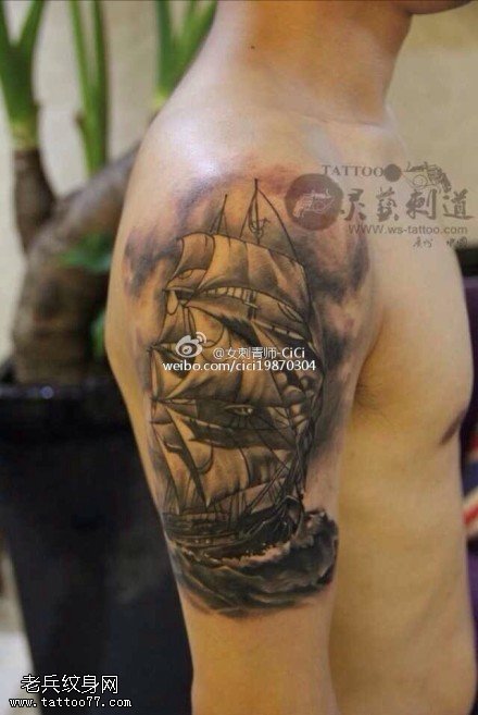 大臂黑灰素描帆船纹身图案