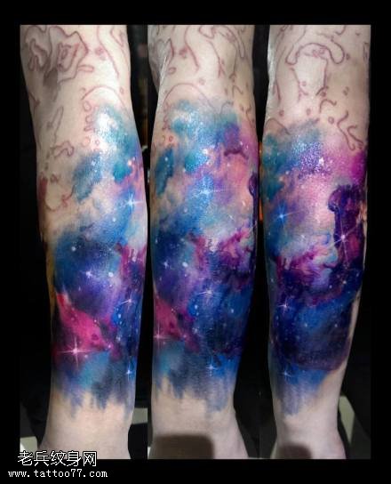 手臂彩色星空纹身图案