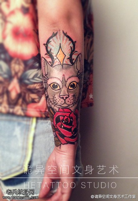 手臂彩色猫咪玫瑰花纹身图案