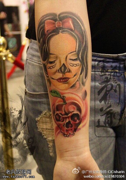 手臂彩色女郎骷髅纹身图案