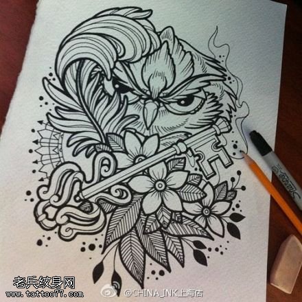 黑灰素描猫头鹰钥匙玫瑰纹身图片