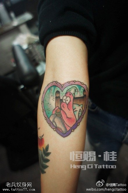 手臂彩色海绵宝宝纹身图案
