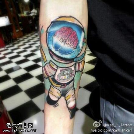 手臂彩色太空人纹身图案