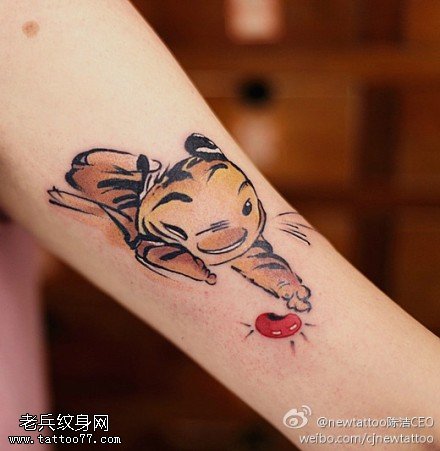 手臂彩色小老虎纹身图案