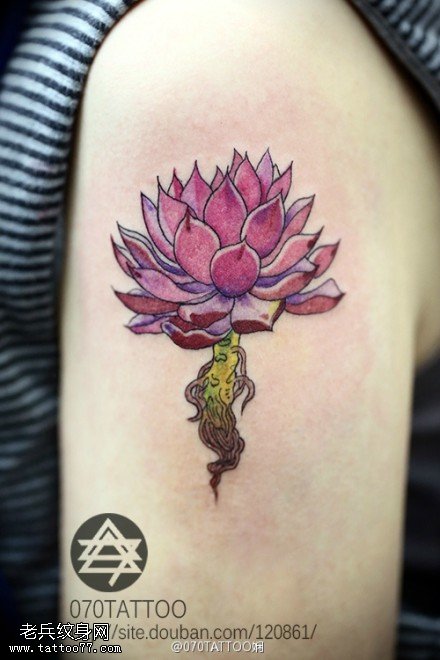 手臂彩色莲花纹身图案