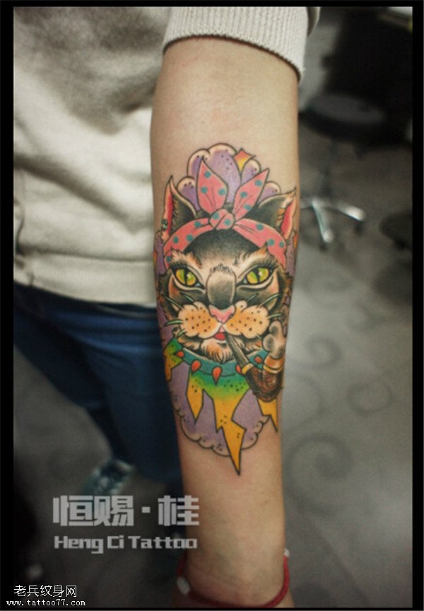 手臂彩色卡通猫咪纹身图案
