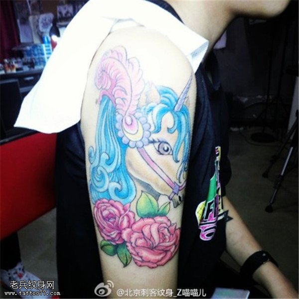 手臂彩色独角兽玫瑰花纹身图案