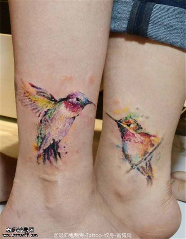 情侣彩色泼墨蜂鸟纹身图案