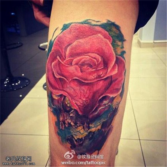 手臂彩色个性玫瑰花纹身图片