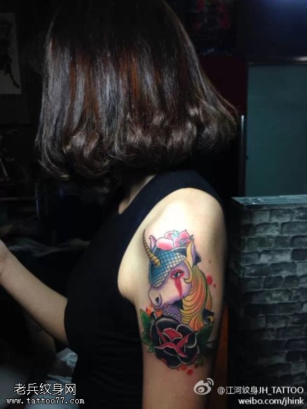 女性手臂彩色独角兽玫瑰纹身图案