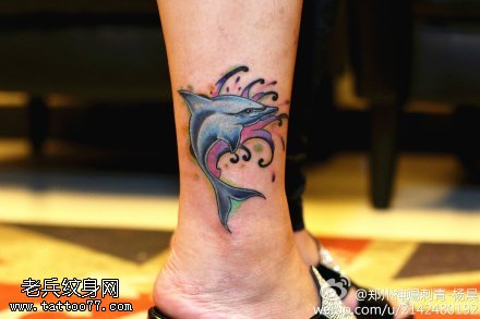 脚踝彩色鲸鱼纹身图案