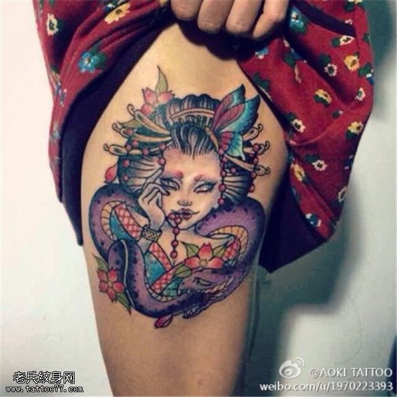 腿部彩色个性艺妓纹身图片