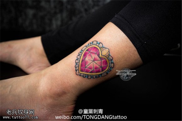 脚踝彩色爱心钻石纹身图案