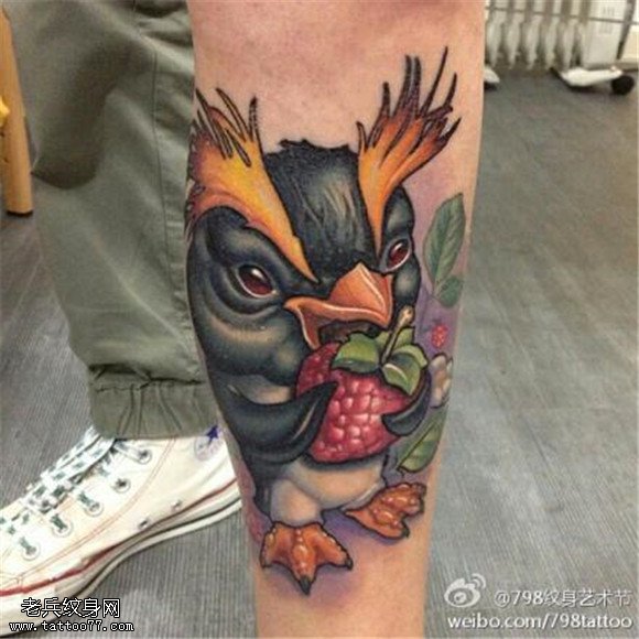 腿部彩色猫头鹰纹身图案
