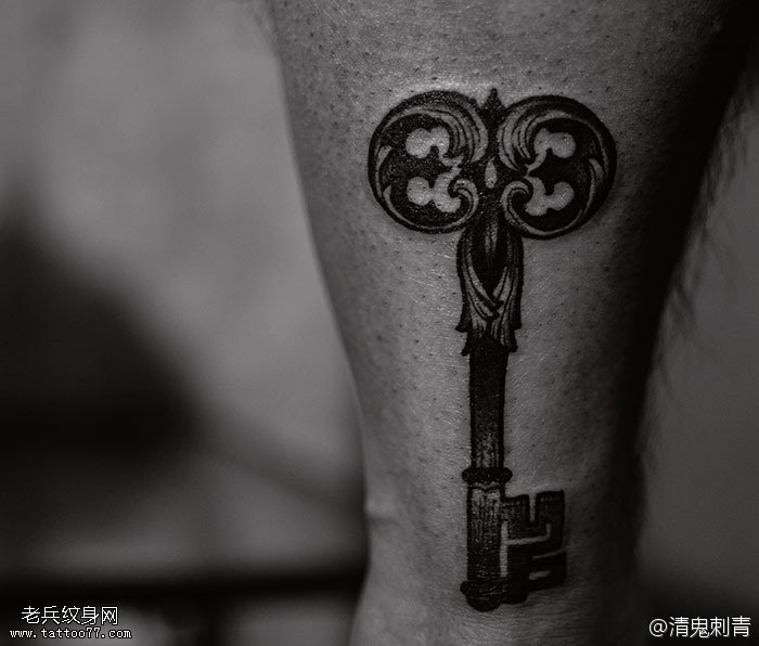 腿部羊头钥匙纹身图案