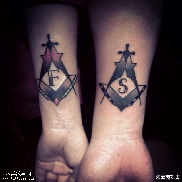 双臂几何图案带字母纹身图案