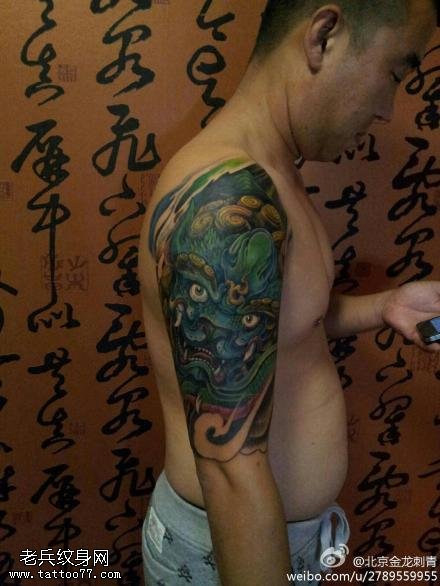 胳膊深绿色霸貝纹身图案
