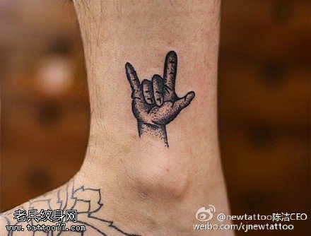 腿部小迷你手掌爱你纹身图案