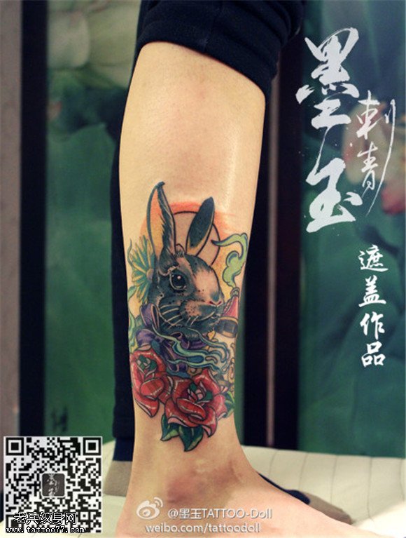 腿部彩色玫瑰花兔子纹身图案