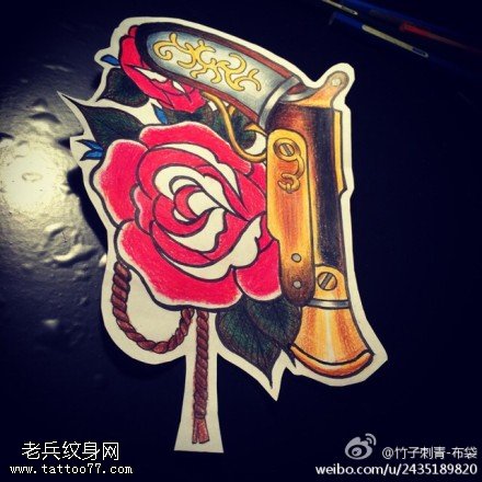 彩色手枪玫瑰花纹身手稿图案