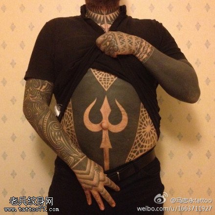 腹部三叉戟纹身图案