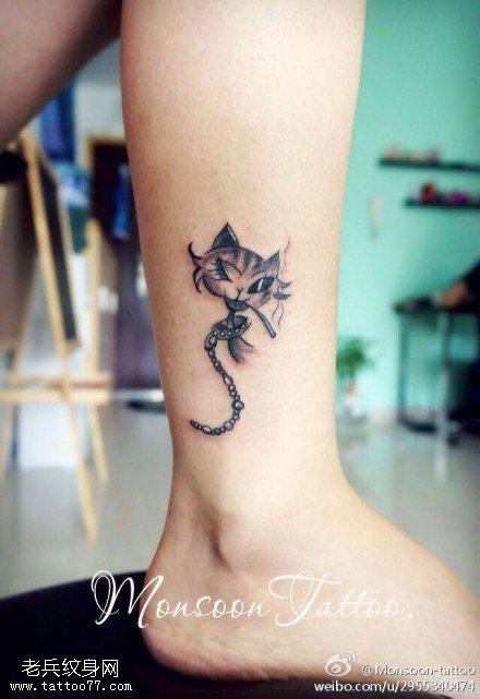 腿部个性猫咪纹身图案