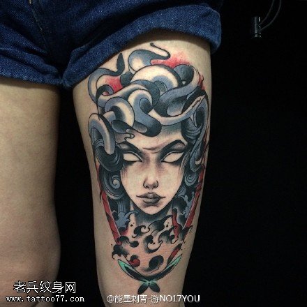 腿部彩色美杜莎纹身图案