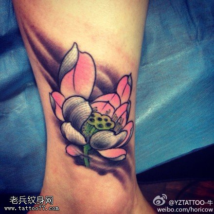 腿部彩色莲花纹身图片