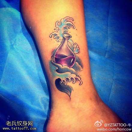 腿部彩色水瓶座纹身图案