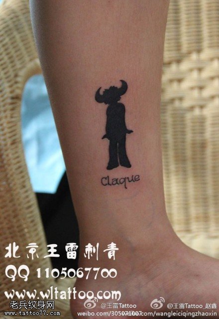 黑色可爱小牛人纹身图案