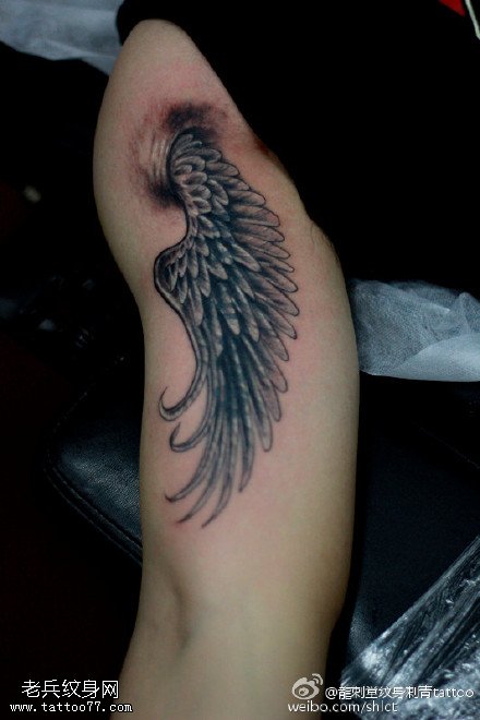 腿部点刺翅膀纹身图案