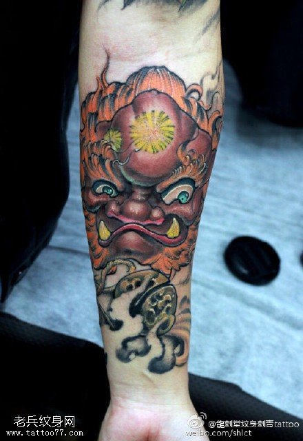 腿部霸气赤红色唐狮纹身图案