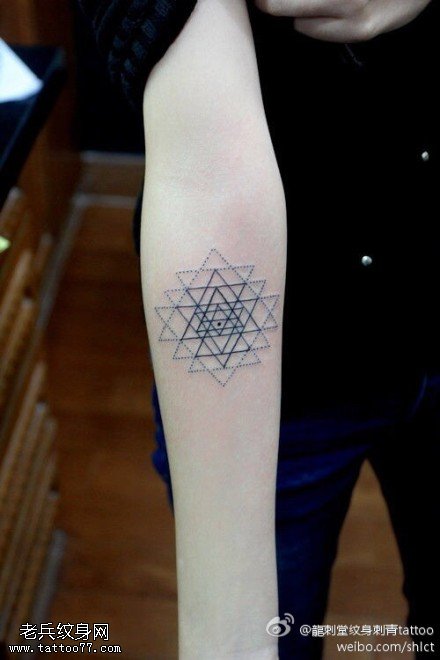 胳膊三角形纹身图案