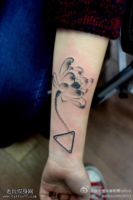 胳膊莲花点刺小清新纹身图案